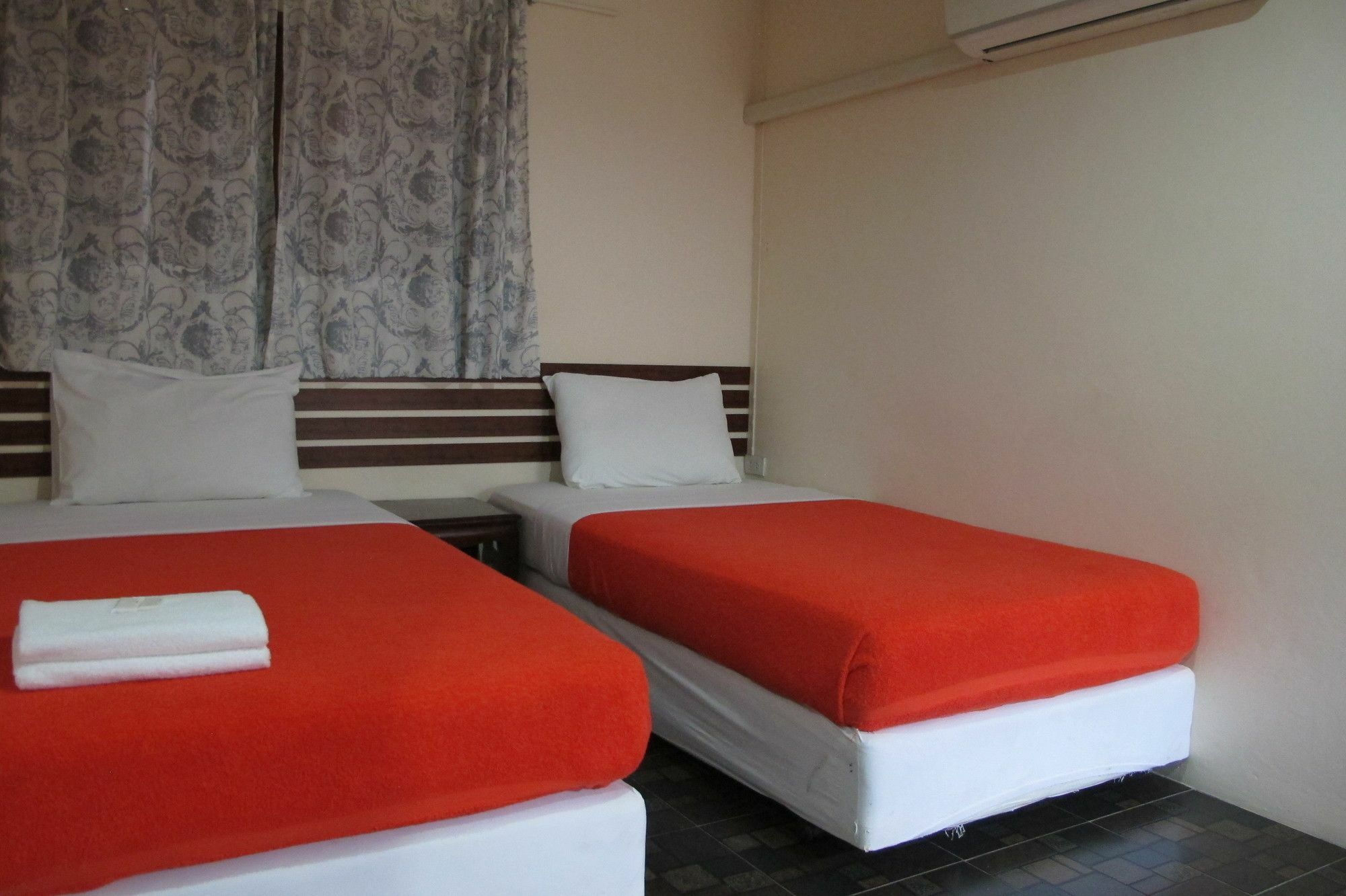 Samchai Hotel Si Racha Exteriör bild