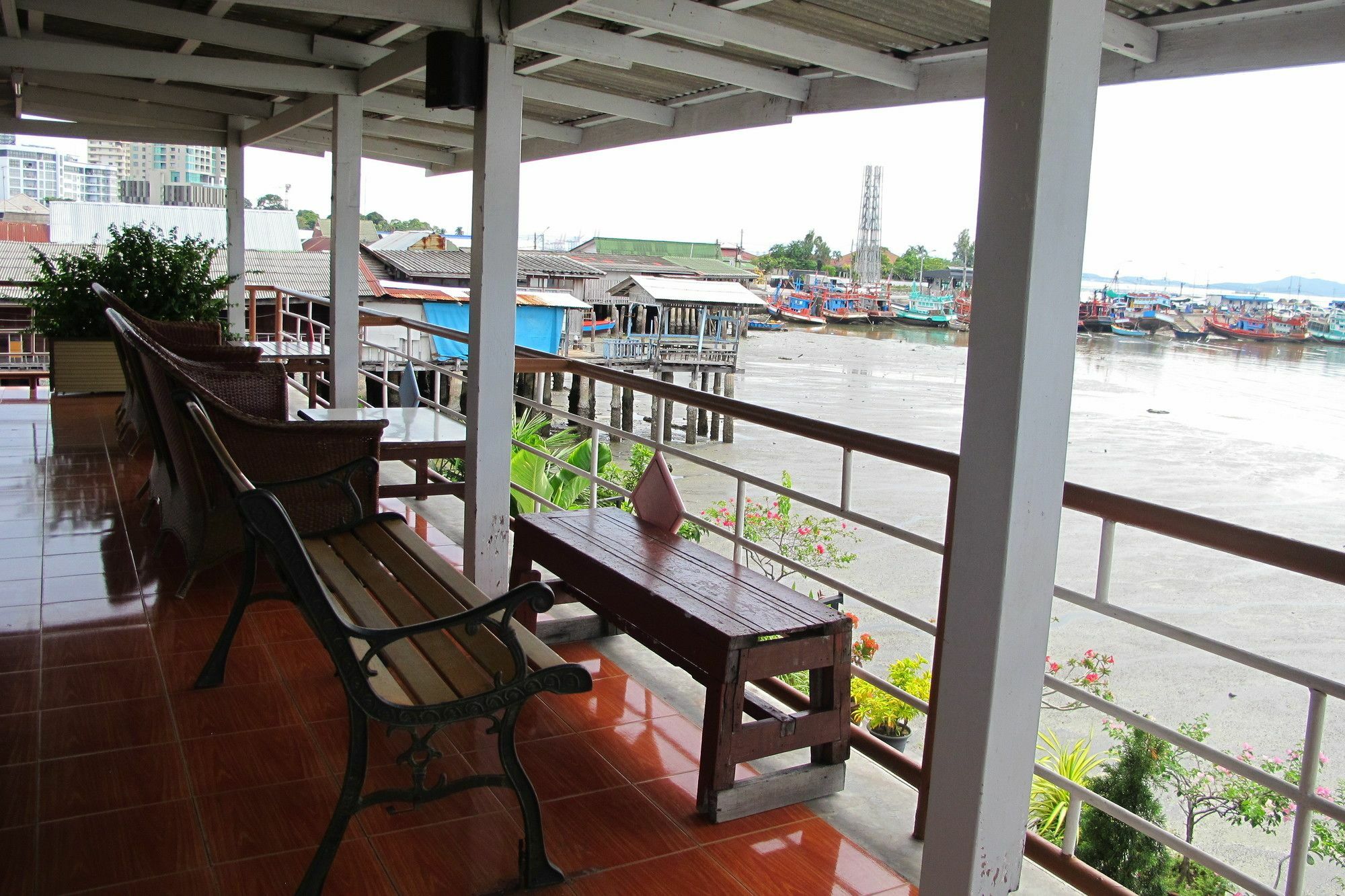 Samchai Hotel Si Racha Exteriör bild